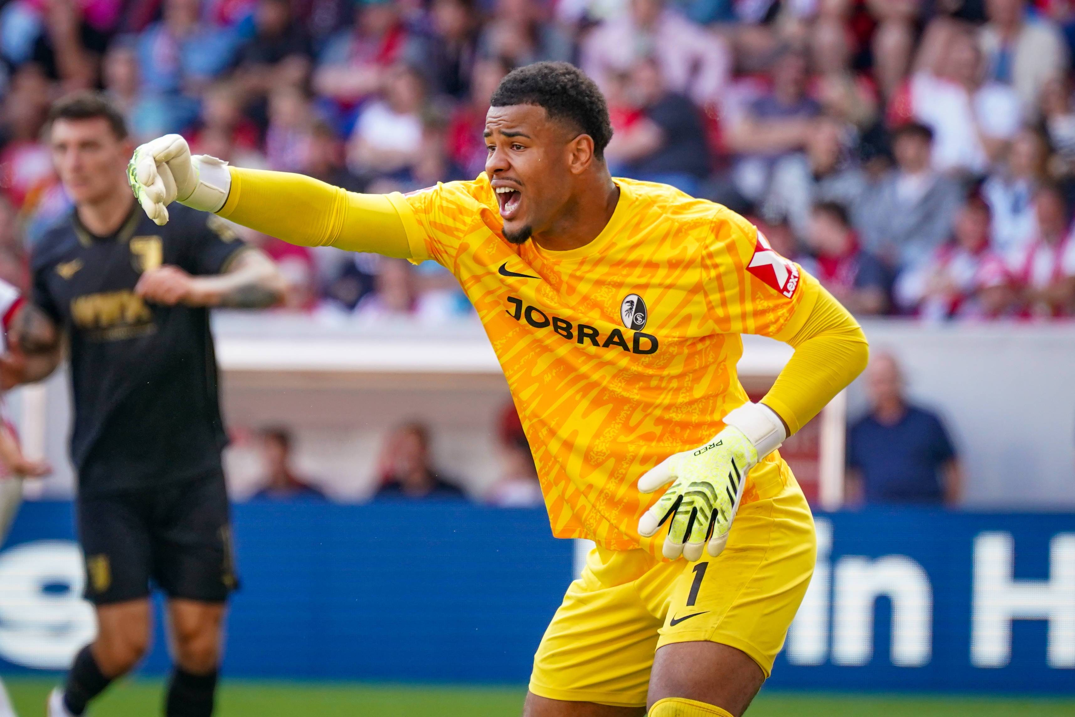 包含荷甲赛程吃紧，国际米兰国际比赛日造点机会，质疑声仍在，资深球员宣示担当的词条